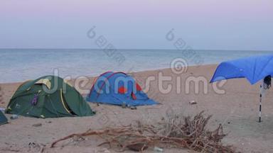 海滨帐篷营地的旅游色彩丰富的帐篷